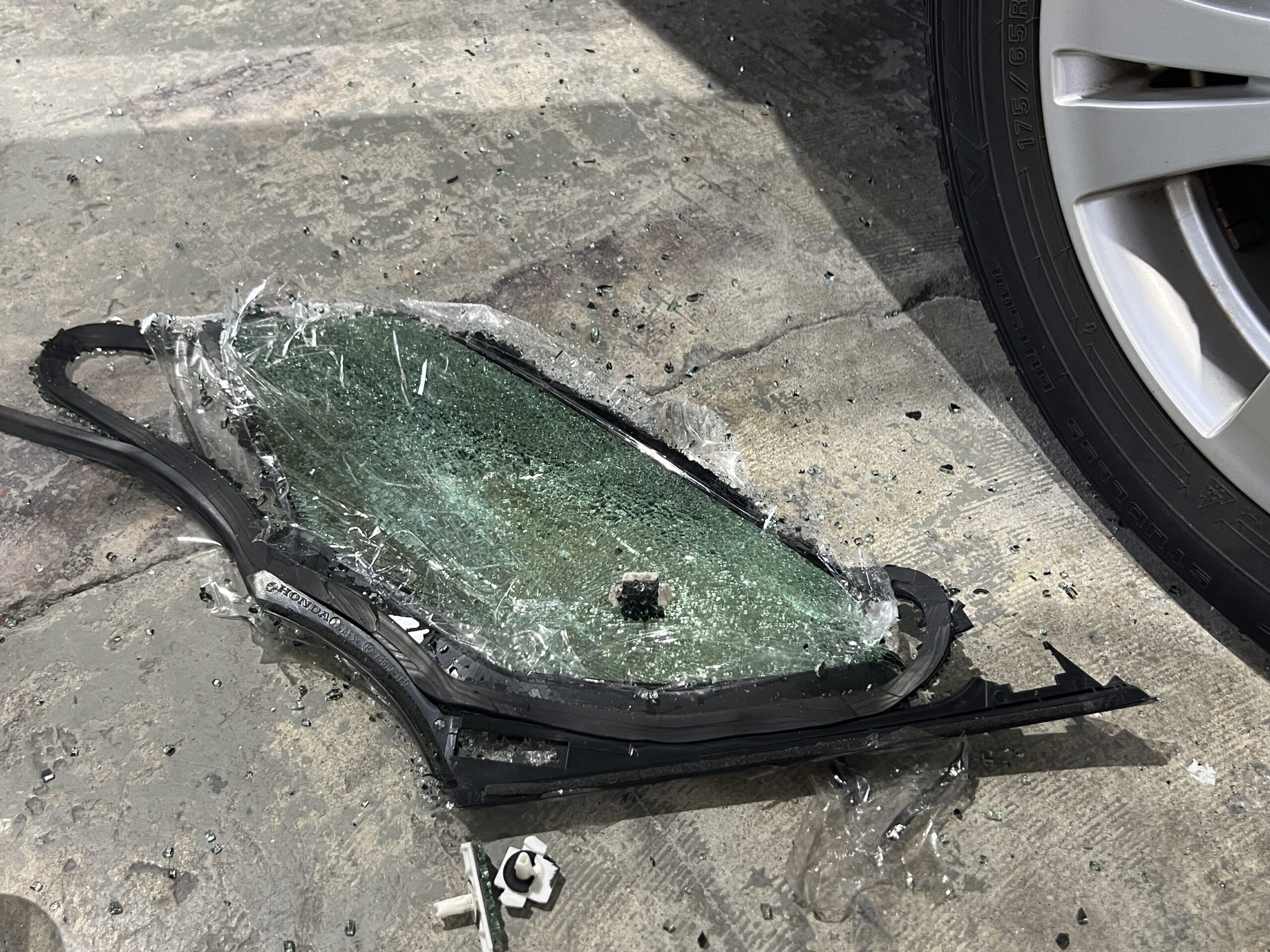 富山
カラクル
車のガラス
修理
板金塗装
車の事故
保険適応
ガラス交換
フィット
車の塗装
車の傷