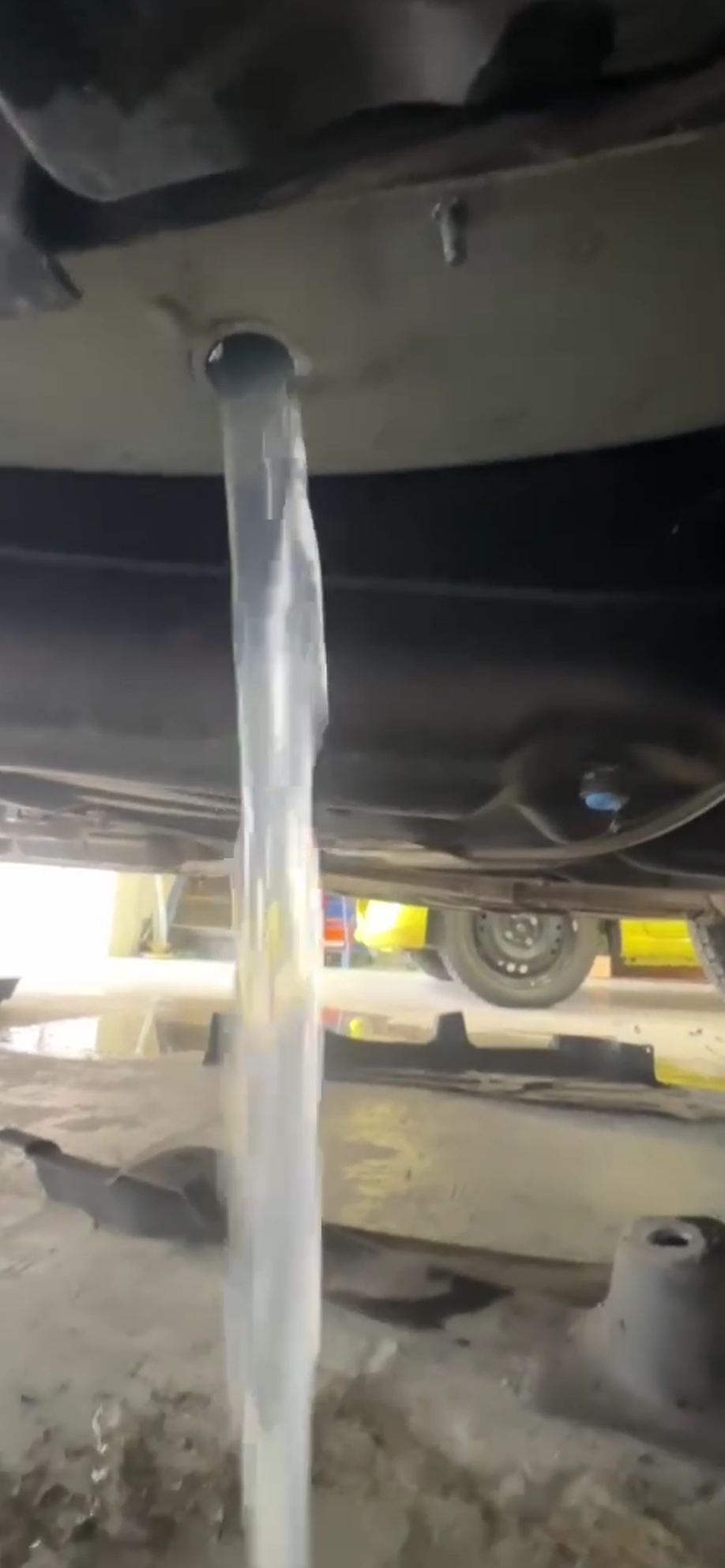 水漏れ
ベンツ
10年以上
平成21年式
平成
富山
板金塗装
カラクル
車の修理